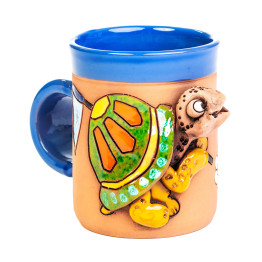 Tasse en céramique bleue avec une tortue qui attrape un papillon