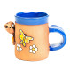 Tasse en céramique bleue avec une tortue qui attrape un papillon