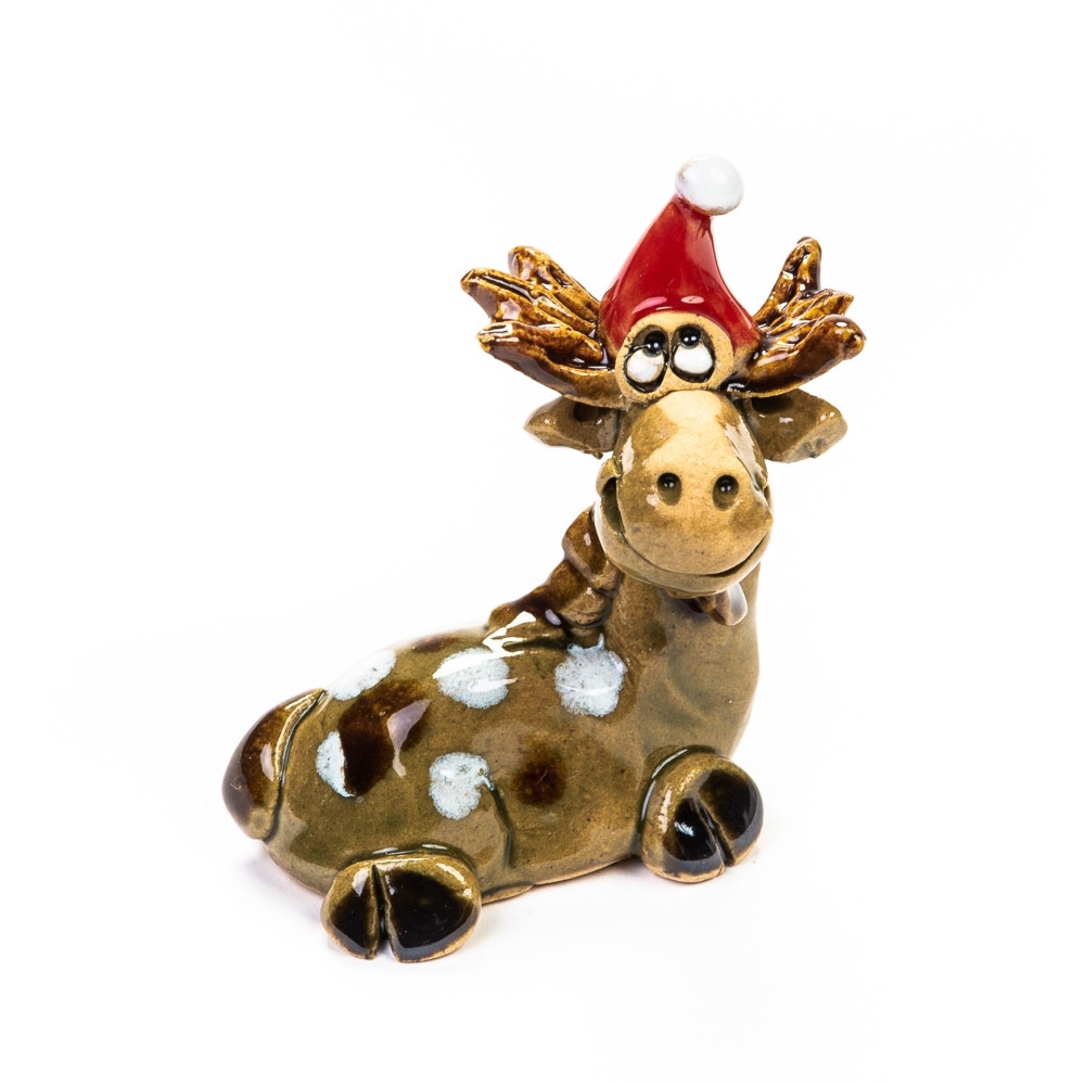 Keramik Minifigur - liegender Elch mit erhobenem Kopf und Weihnachtsmütze - gemischte Farben Keramik Minifigur - liegender Elch mit erhobenem Kopf und Weihnachtsmütze - gemischte Farben