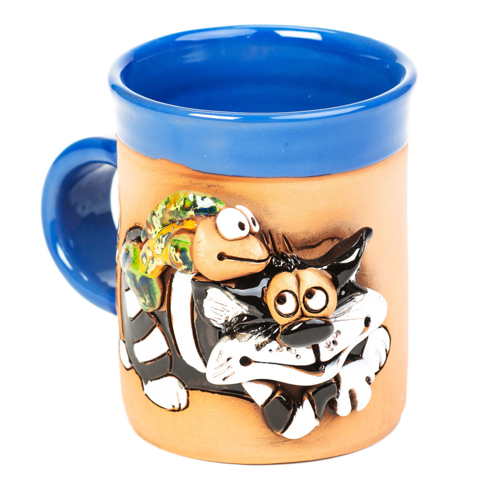 Coupe en céramique bleue avec un chat et un poisson Coupe en céramique bleue avec un chat et un poisson