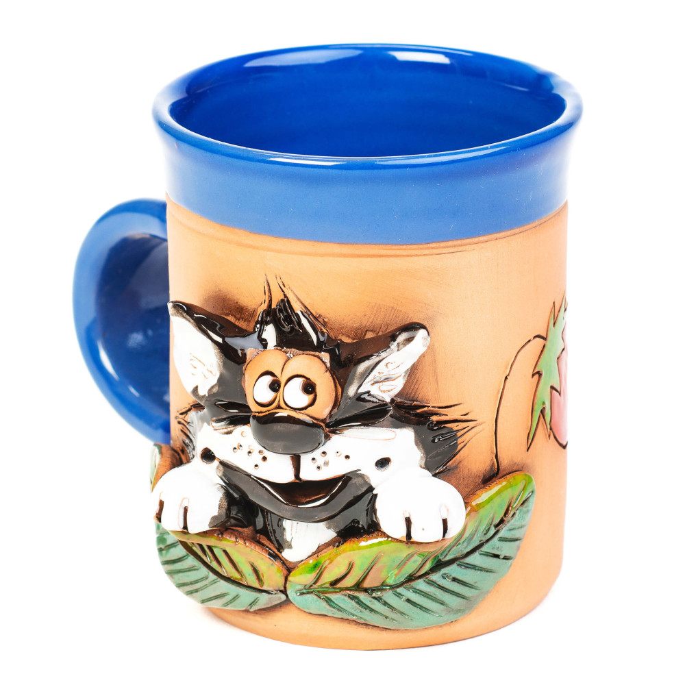 Coupe en céramique bleue avec un chat derrière un pot de fraise Coupe en céramique bleue avec un chat derrière un pot de fraise