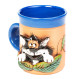 Coupe en céramique bleue avec un chat derrière un pot de fraise