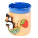 Coupe en céramique bleue avec un chat derrière un pot de fraise