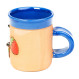 Coupe en céramique bleue avec un chat derrière un pot de fraise