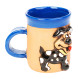 Coupe en céramique bleue avec un chien avec col jaune