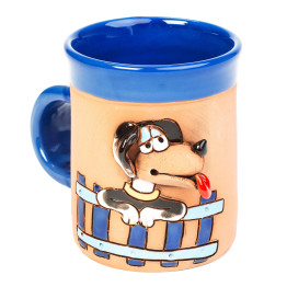 Coupe en céramique bleue avec un chien clôturé