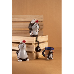 3 petites taupes: bouchon de jardin, tasse, tabouret