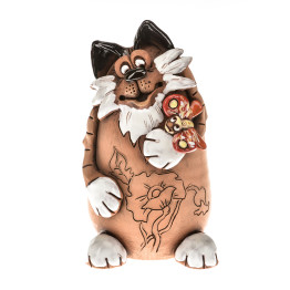 Chat de jardin avec papillon