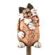 Chat de jardin avec papillon